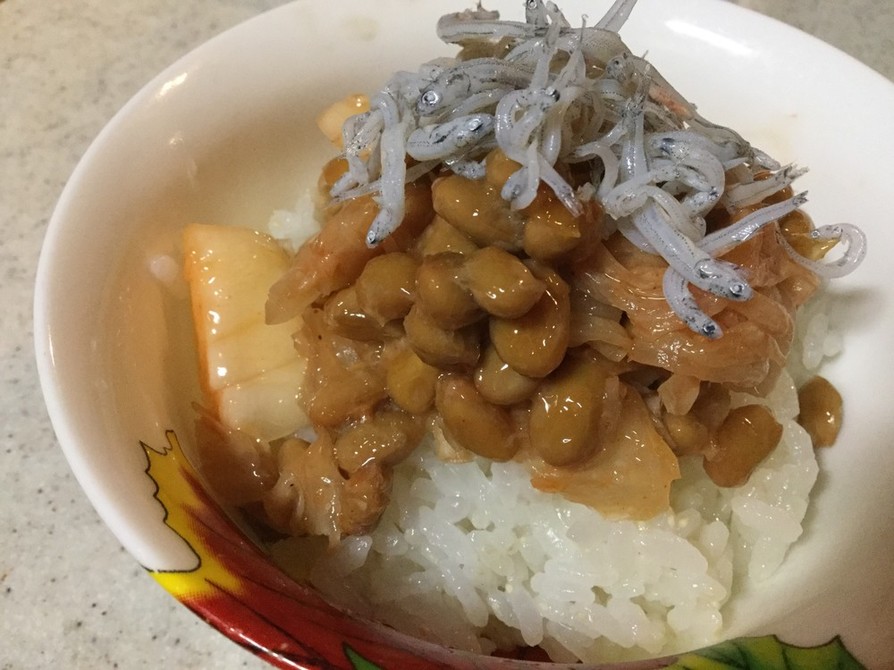 納豆とキムチのご飯の画像