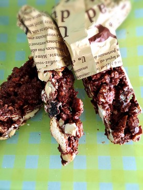 乾パンでザックザク食感のチョコバー