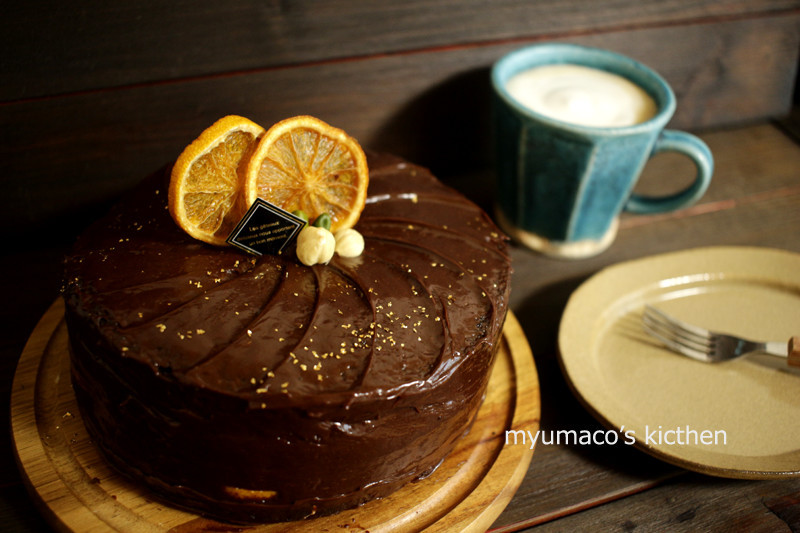 オレンジとフラフのチョコケーキの画像