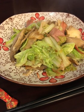 白菜とヒラタケのベーコンバター炒め