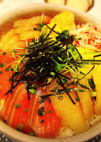 タレが美味しい♡漬けサーモンの彩り海鮮丼