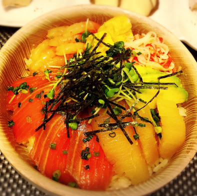 タレが美味しい♡漬けサーモンの彩り海鮮丼の写真