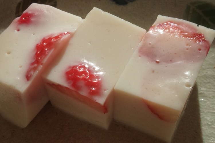 生クリーム入り いちごと牛乳の寒天 レシピ 作り方 By そろんごさん クックパッド 簡単おいしいみんなのレシピが377万品