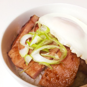 厚切りハムで!満足ステーキ丼