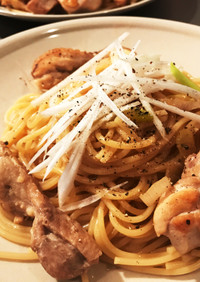 鶏ももとネギのダシ香る和風パスタ