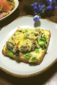牡蠣のバター焼きのせ☆厚揚げ豆腐ピザ