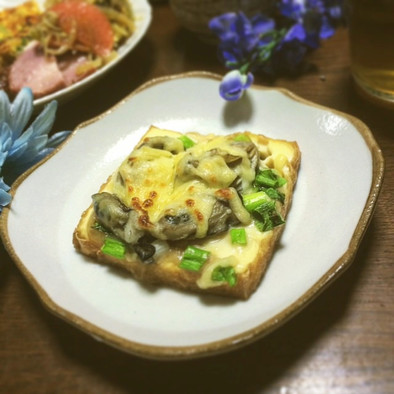 牡蠣のバター焼きのせ☆厚揚げ豆腐ピザの写真