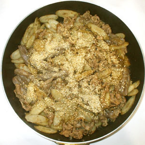 牛肉とごぼうとこんにゃくの白ゴマ味噌煮の画像