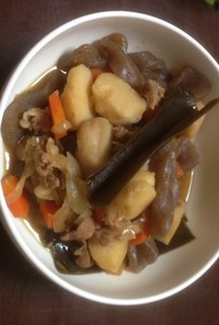 里芋と蒟蒻と豚肉と玉ねぎと人参の煮物