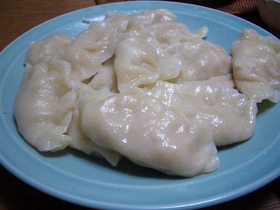 手作りの皮でモヤシたっぷりの水餃子