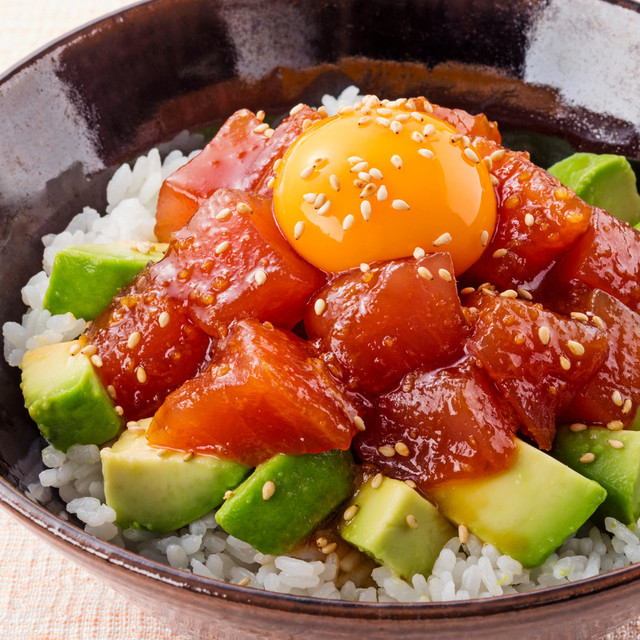 コク旨たれ まぐろとアボカドのユッケ丼 レシピ 作り方 By イオン クックパッド