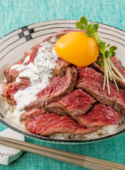 絶品ソース☆簡単やわらかローストビーフ丼の写真