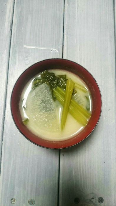 かぶの葉と大根の白味噌汁(妊婦さんにも)の写真