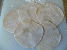 手作り餃子の皮☆全粒粉入り☆