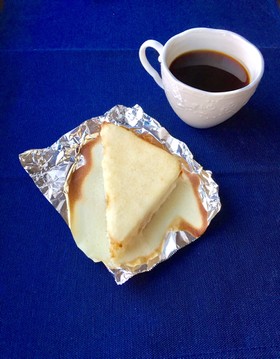 クリームチーズ入り。三角スイートブール君