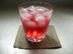夏ばて解消!ルビー色の赤しそジュース