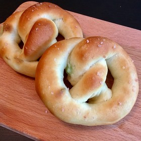 枝豆チーズのプレッツェルパン