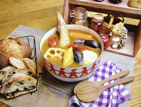 大きな肉や野菜がゴロゴロ スープカレー
