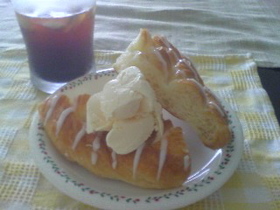 そのまんまだけど…アイス乗っけパン♥