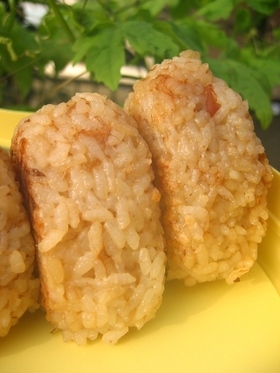キャンプでごはん~♪梅干入り焼きおにぎり