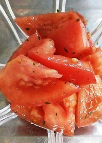 トマトのジェノバ風サラダ
