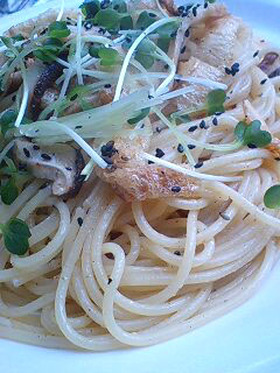 カリカリお揚げとしいたけのパスタ