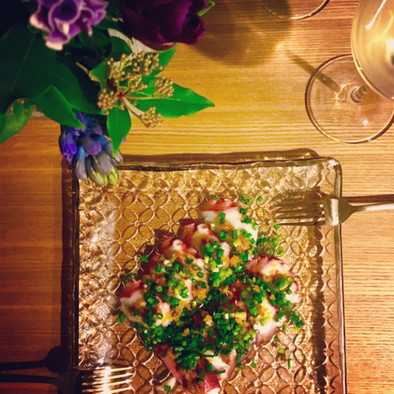 タコと梅肉、カラスミの前菜の写真