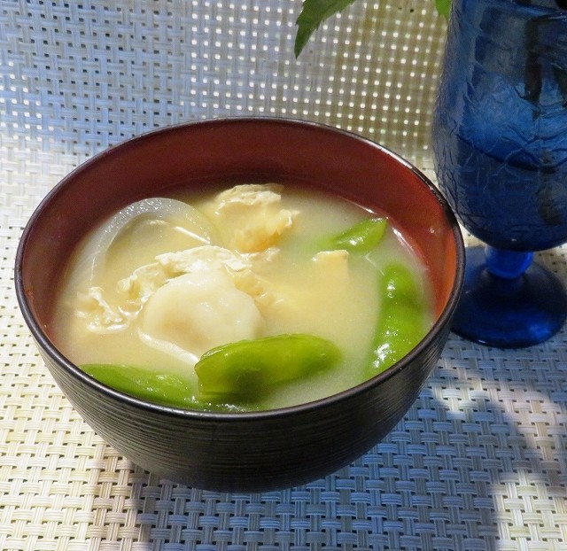 夜食にぴったり、お豆腐白玉の野菜味噌汁の画像
