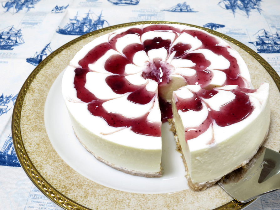 ブルーベリーソースのレアチーズケーキ♪の画像