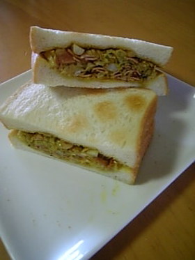 キャベツとベーコンのカレーサンドイッチ