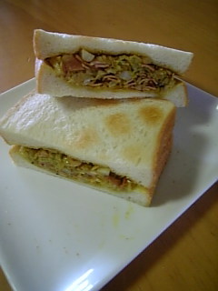 キャベツとベーコンのカレーサンドイッチ