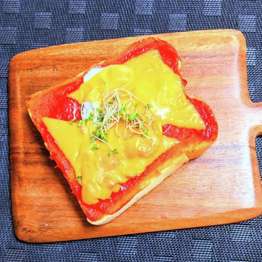 目玉焼きのチーズトーストの画像