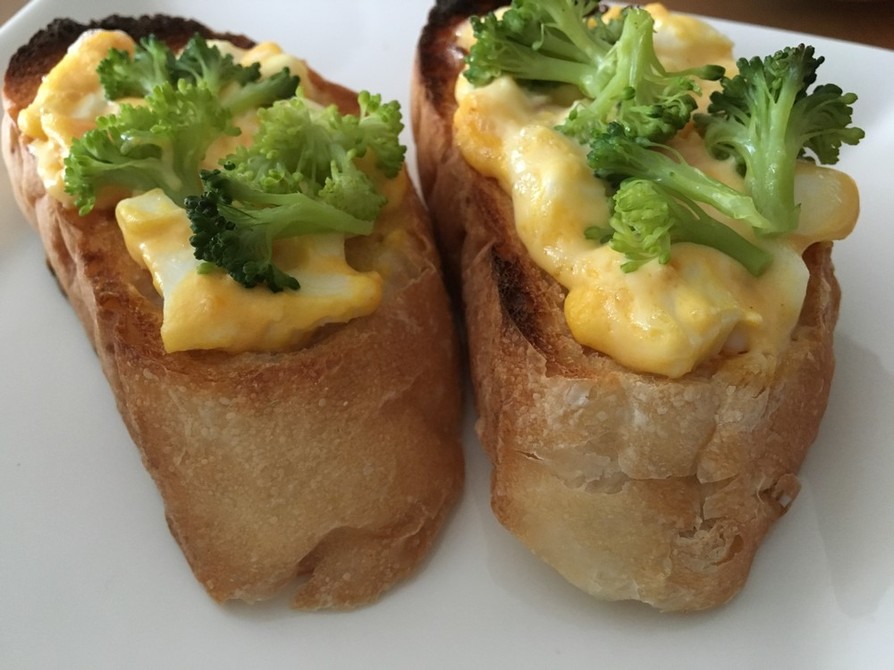 卵サラダとブロッコリーのトーストの画像