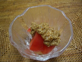 冷た~くひやしたトマトを胡麻だれで