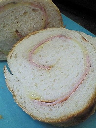 ハム＆チーズ巻き込みパンの写真