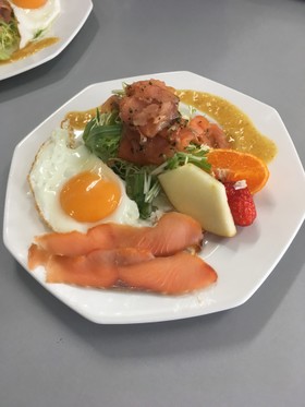 朝食スモークサーモン