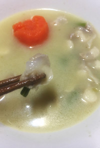 お腹に優しい鶏モモ軟骨のスープ