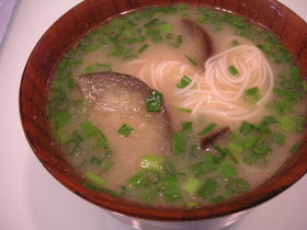 うちのナスのみそ汁はなぜかそうめん入り♪