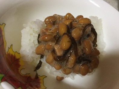 納豆ともずく酢のご飯の写真