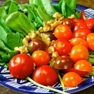 ミニトマト、ルッコラ、胡桃のサラダ、ざくろビネガーソース