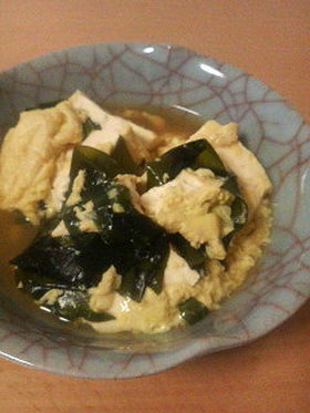 簡単で超手抜♪豆腐とワカメの卵とじ