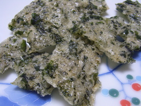 粉々ワカメでワカメせんべい