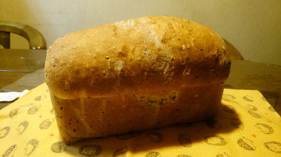 スペルト小麦で黒ごまローフ成形パン♪の写真