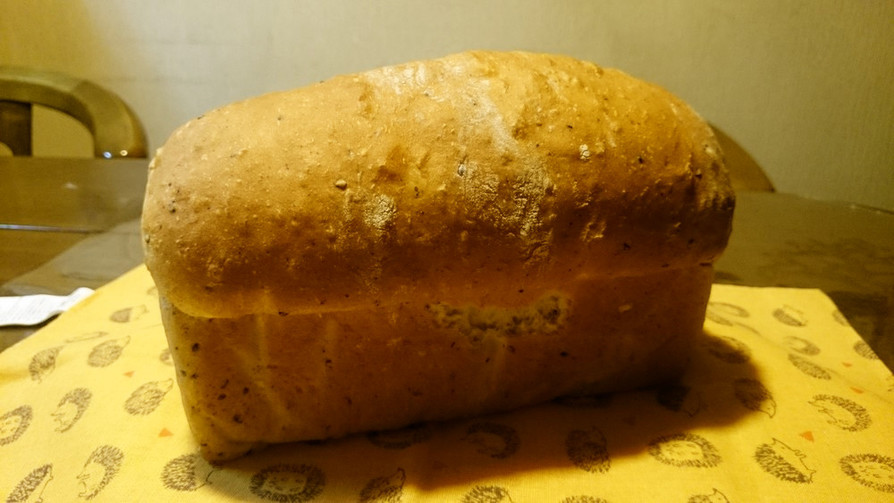 スペルト小麦で黒ごまローフ成形パン♪の画像