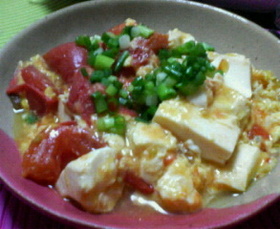 豆腐と卵がやさしくトマトを包みます