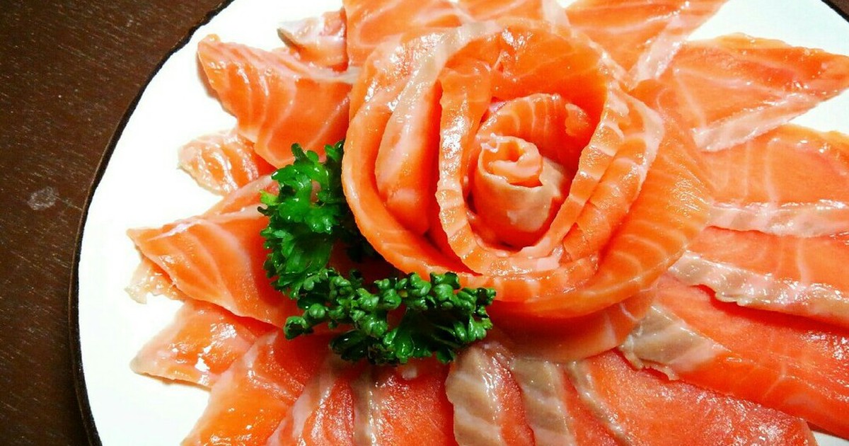 サーモンで薔薇の花 飾り盛り