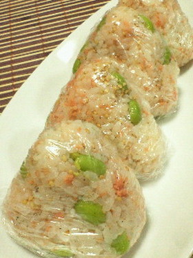 お弁当に夜食に★枝豆と鮭のおにぎり