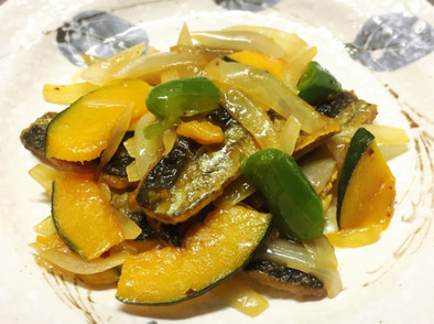 秋刀魚の竜田揚げとお野菜の照り焼き炒めの写真