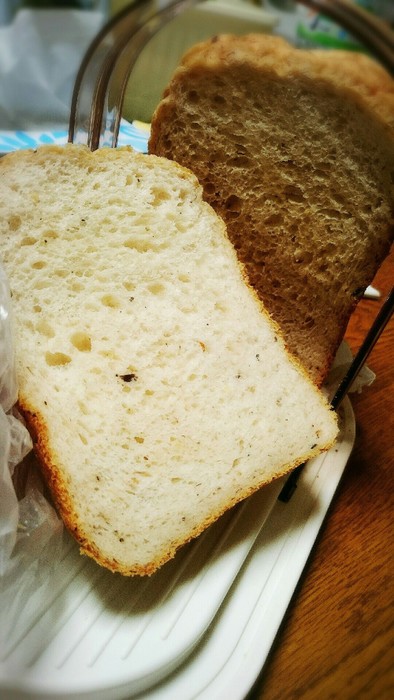 ハム入り。ごはんの食パンの写真