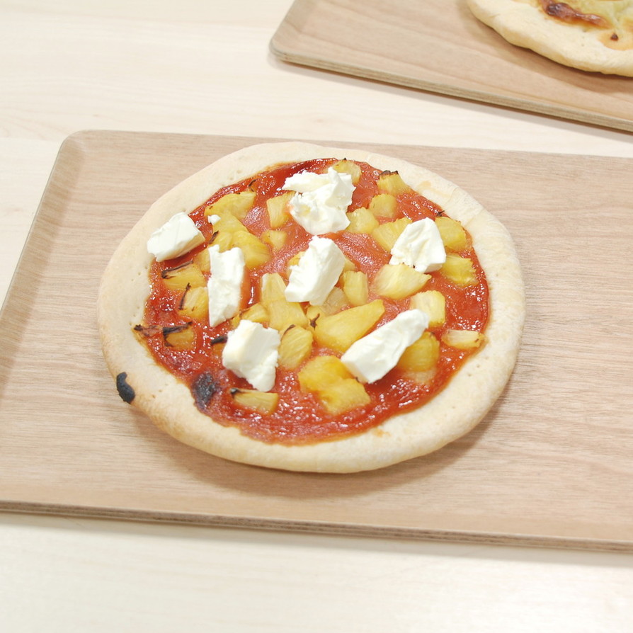 グァバとパイナップルのデザートピザの画像
